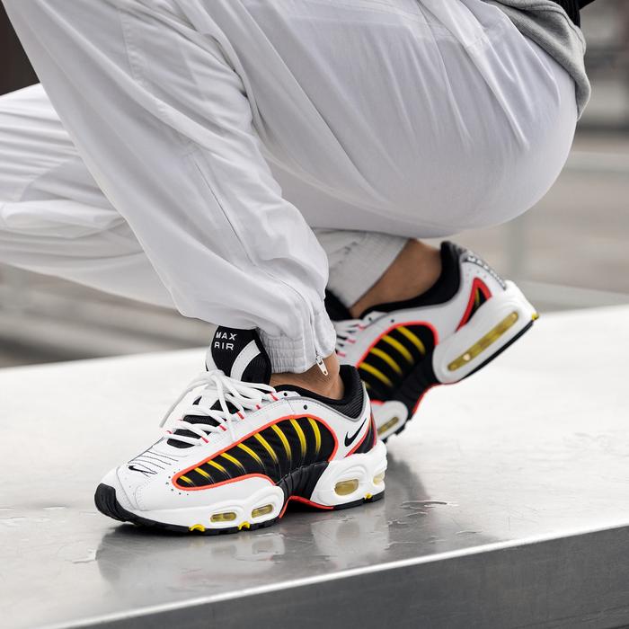nike tailwind crimson