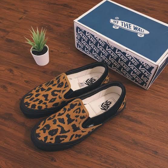 foto sepatu vans leopard