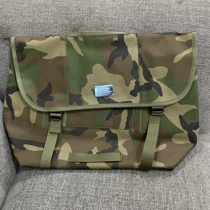 d kelly sling bag