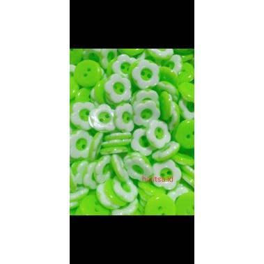 Gambar (1,3 CM) KANCING SAKURA PERLUSIN BANYAK WARNA - Hijau pupus dari HARITSA.ID undefined Tokopedia