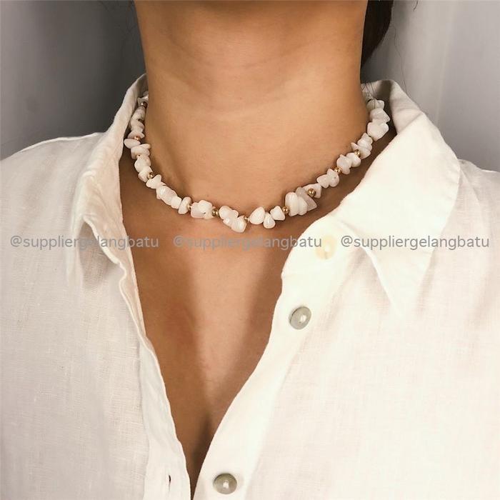 Gambar Kalung Wanita Kerikil Batu Choker Korean Style OOTD Fashion Necklace - White Agate dari gelangbatu undefined Tokopedia