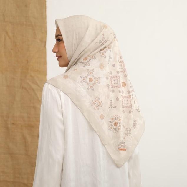 Gambar Diario - Kerudung Segi Empat Amira Series Scarf - Gardenia dari Diario undefined Tokopedia