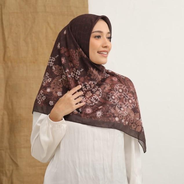 Gambar Diario - Kerudung Segi Empat Amira Series Scarf - Fruitwood dari Diario undefined Tokopedia