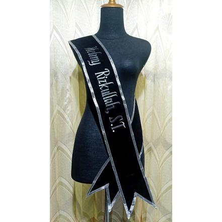 Gambar SELEMPANG WISUDA BLUDRU / SELENDANG WISUDA / SELEMPANG TAHFIDZ - HITAM SILVER dari Label Pedia undefined Tokopedia