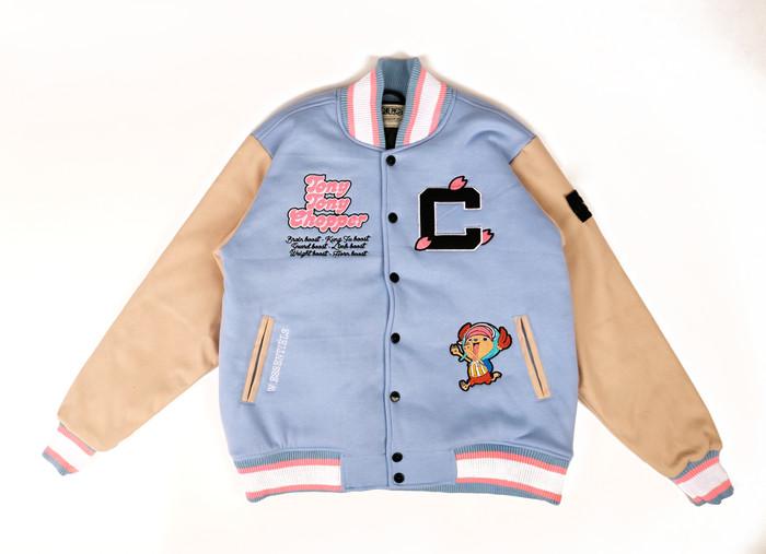 Gambar W.ESSENTIÈLS x One Piece Tony Tony Chopper Collegiate Varsity Blue - S dari Wormhole Store undefined Tokopedia
