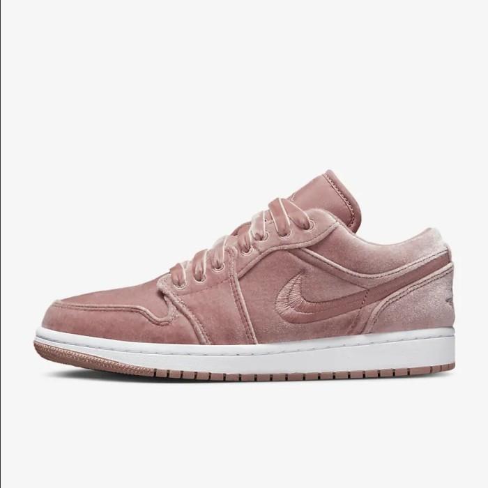 Gambar NIKE AIR JORDAN 1 LOW PINK VELVET WOMENS ORIGINAL RESMI 100% - 40 dari Nowdoaction undefined Tokopedia