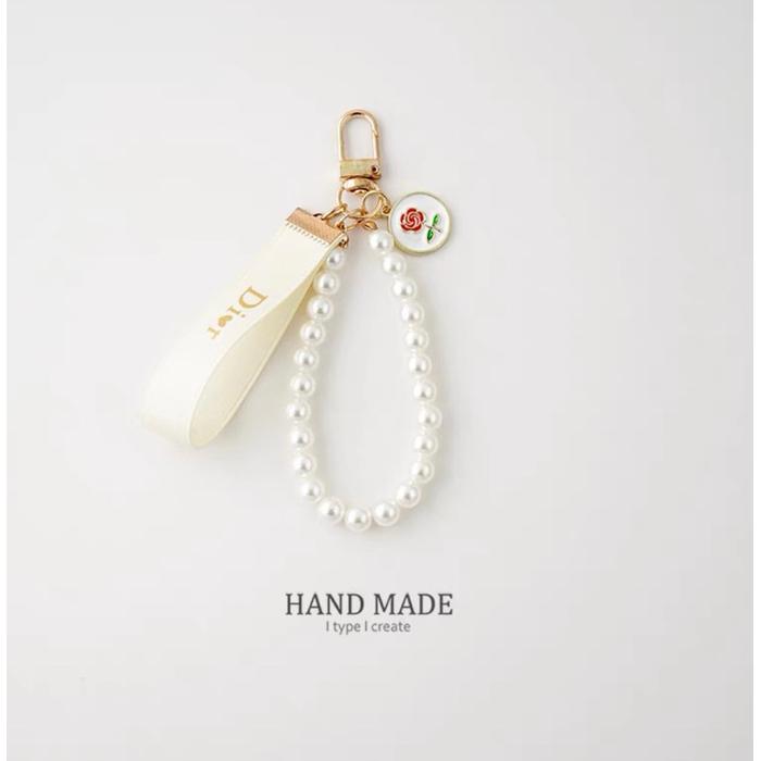 Gambar Gantungan Kunci Keychain dior channel aesthetic murah souvenir lucu - kain Mutiara W dari ACC Gemoy undefined Tokopedia