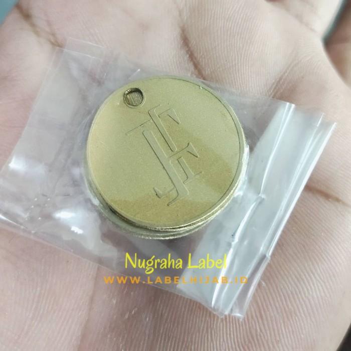 Gambar LABEL HIJAB BAHAN KUNINGAN FONT WARNA GOLD Sesuai Nama Brand - LINGKARAN, 1,5 x 1,5 cm dari Nugraha Label undefined Tokopedia