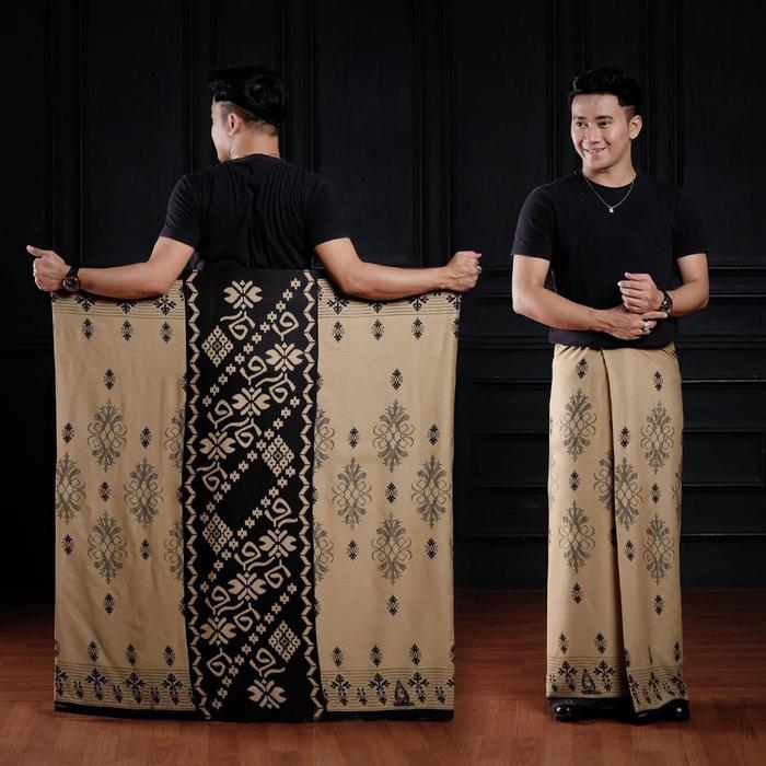 Gambar Sarung Sholat Pria Motif Batik Sarung Kang Santri Lebaran Idul Fitri - jatiluhur dari Bharatabatik99 undefined Tokopedia