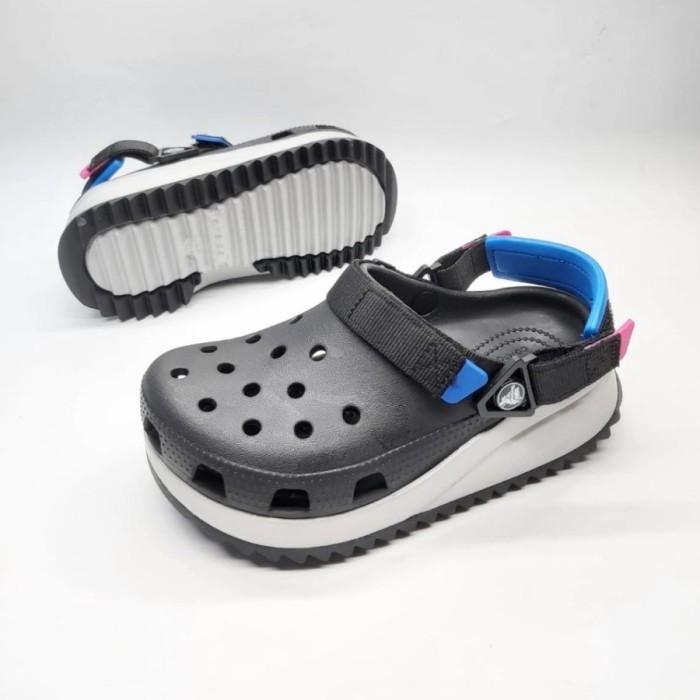 Gambar Sandal Wanita Sandal Crocs Classic Hiker - Hitam Putih, M4 dari GANDARIA SEPATU undefined Tokopedia