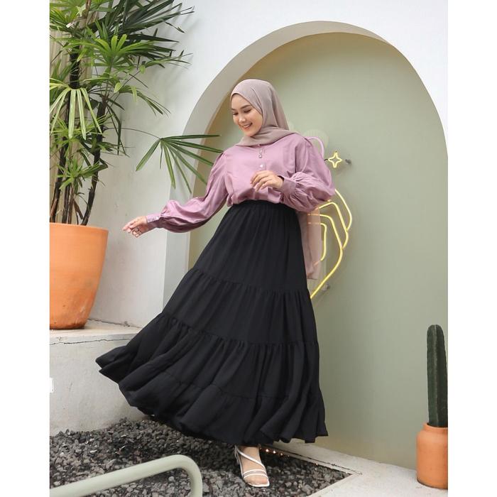 Gambar Selia Rok Rempel Ceruty Babydoll Premium Rok Susun Ruffle Maxi Skirt - Black dari Sarasevo undefined Tokopedia