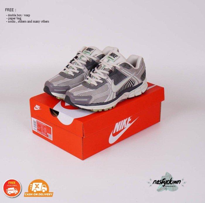 Gambar Sepatu zoom - (WMNS) Nike Air Zoom Vomero 5 'Cobblestone' FB8825-001 - 40 dari NASTY CLOWN undefined Tokopedia