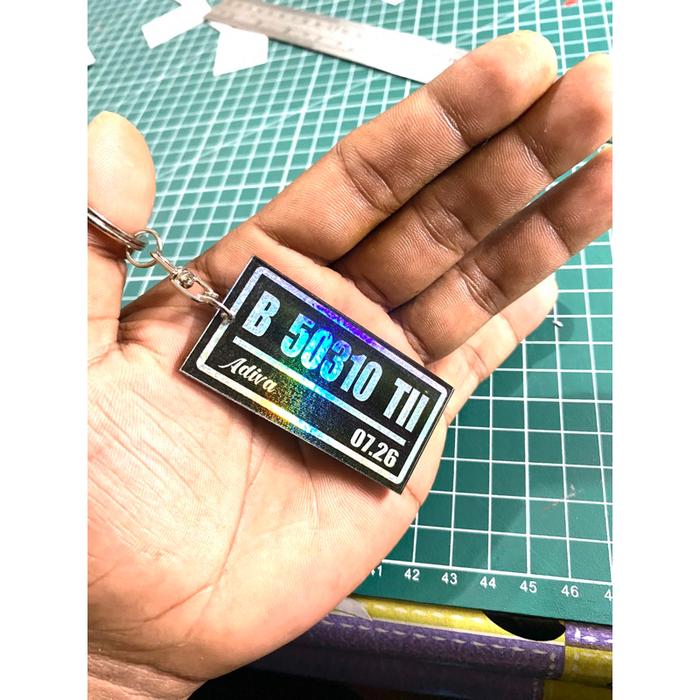 Gambar gantungan kunci plat nomor costum ganci kostum - hologram dari adiva stiker undefined Tokopedia