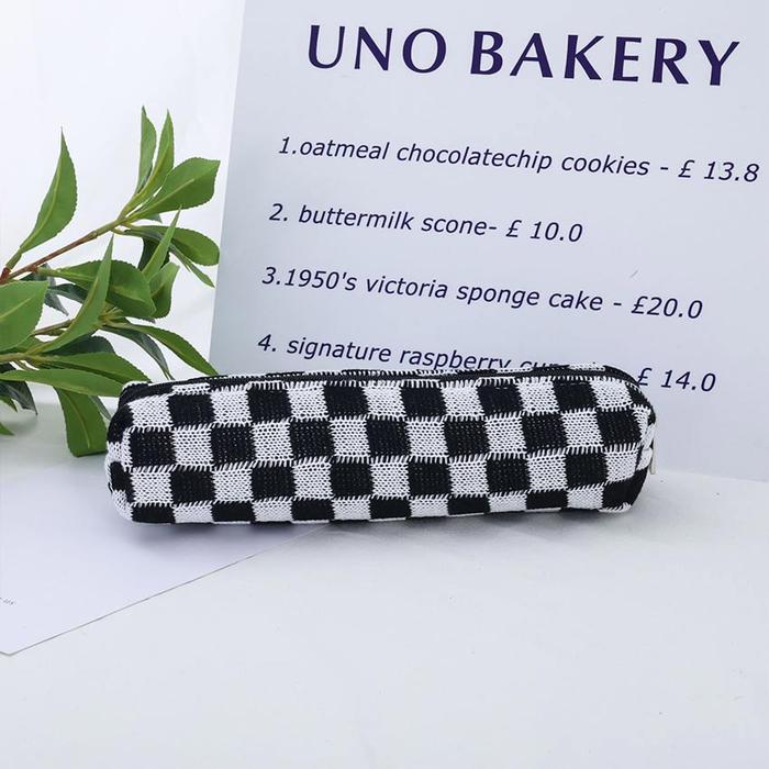 Gambar Kotak pensil Motif Grid Pattern / Tempat Pensil Geometri Hitam Putih - Hitam, L dari Toko Plus ID undefined Tokopedia