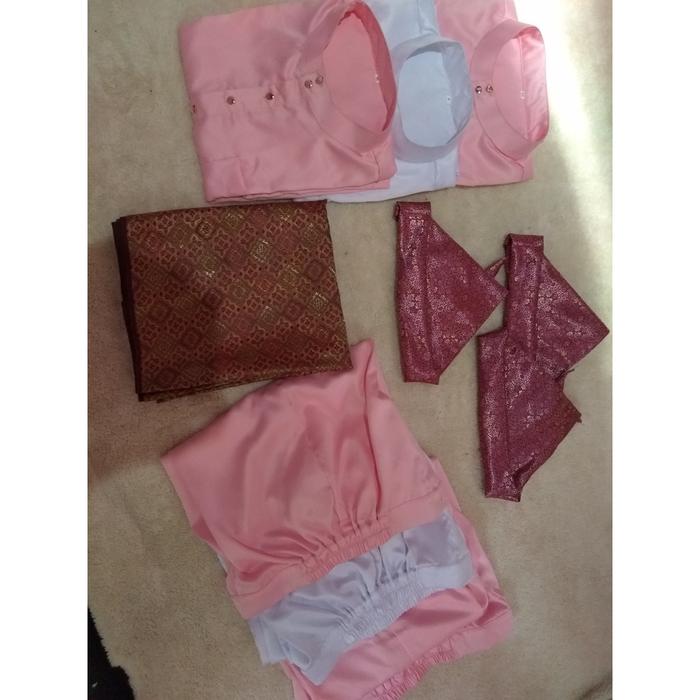 Gambar Premium BAJU MELAYU SATIN LENGKAP DG SARUNG DAN TANJAK BAJU KOKO - PINK, M dari MOSLEM BLESS undefined Tokopedia