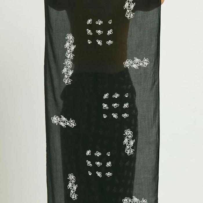 Gambar Selendang Untaian Bunga Pencar Hand Stamped Batik Tencel Organic Material Sejauh Mata Memandang - Hitam dari Californiamall undefined Tokopedia