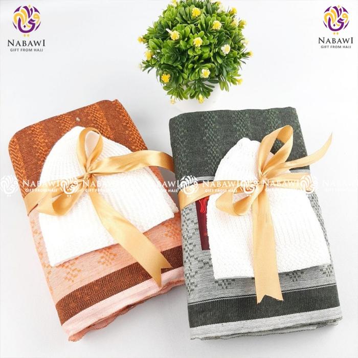 Gambar Hampers Sarung + Peci Rajut Souvenir Tahlilan Tasyakuran Oleh Oleh Haji Umroh dari Oleh Oleh Umroh Haji Jombang undefined Tokopedia