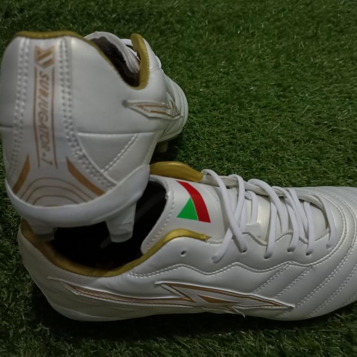 Gambar Arena Olahraga Kita - Sepatu Bola Achillez Subjugator - white gold, 39 dari Arena Olahraga Kita undefined Tokopedia