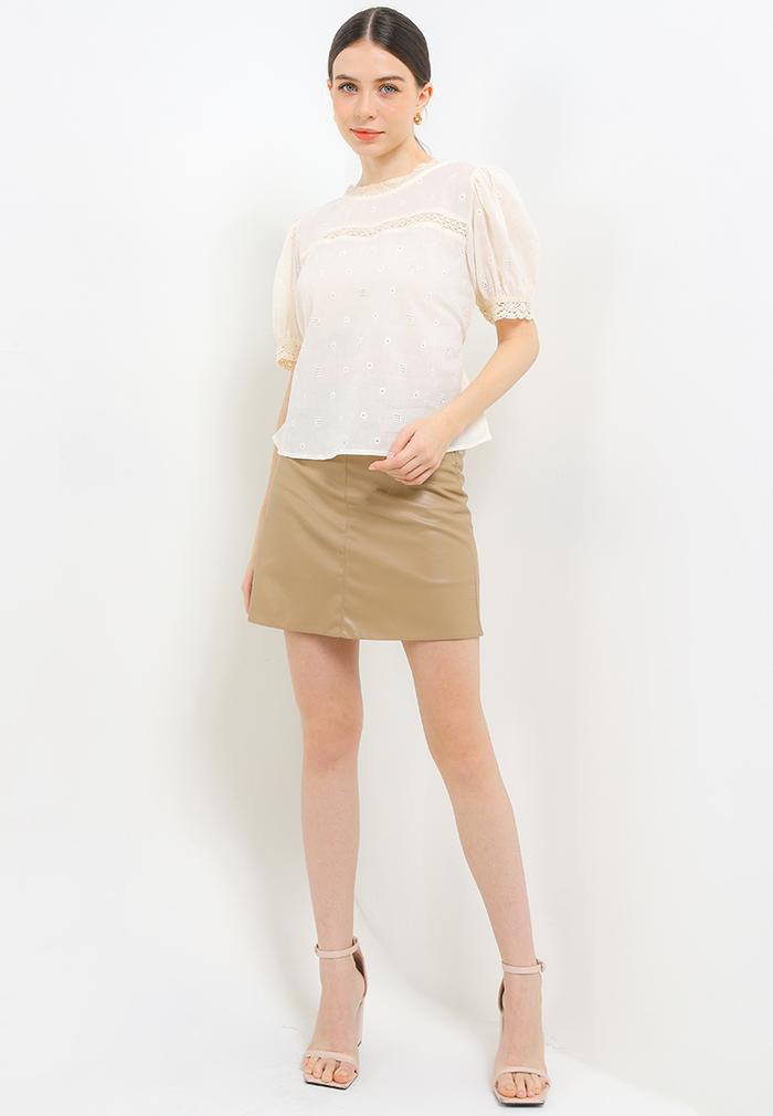 Gambar CHIC SIMPLE S/S DIAMOND FLO EYELET BLOUSE ATASAN WANITA CANTIK BL7837 - CREAM dari Chic Simple Store ID undefined Tokopedia
