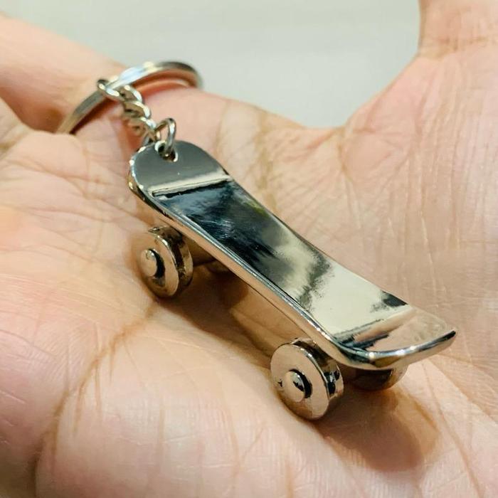 Gambar Gantungan Kunci Papan Skateboard Logam Sport Hobby Series Keychain Metal Skate Board Keychain Ganci Komunitas Skateboard Koleksi XV Kids Jakarta - GOLD-SKTBOARD dari XV-Kids undefined 4 Tokopedia