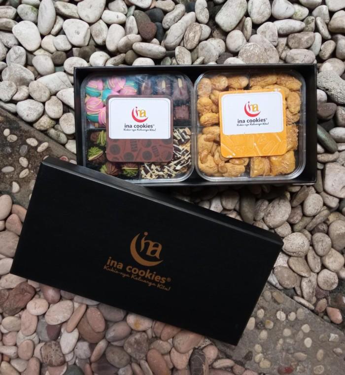 Gambar Terlaris Hampers Ina Cookies Parcel Lebaran Kue Kering Kombinasi Atau Reguler By Fulvin Mart - HARDBOX HITAM, KOMBI 2 dari Fulvin Mart undefined Tokopedia