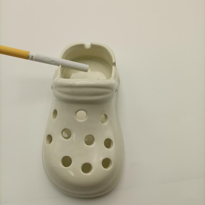 Gambar Crocs Asbak Kreatif Meja Kopi Ruang Tamu Ornamen Keramik Anti Lalat Abu /Asbak Rokok Keramik Mewah - Putih dari friendlyshops1 undefined Tokopedia