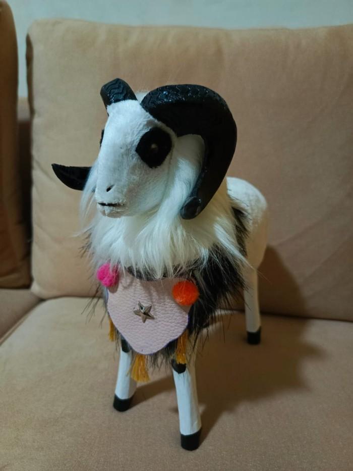 Gambar Mainan Boneka Domba Adu Jantan - Miniatur Souvenir Kambing Khas Garut - Putih dari Frians Leather Company undefined Tokopedia