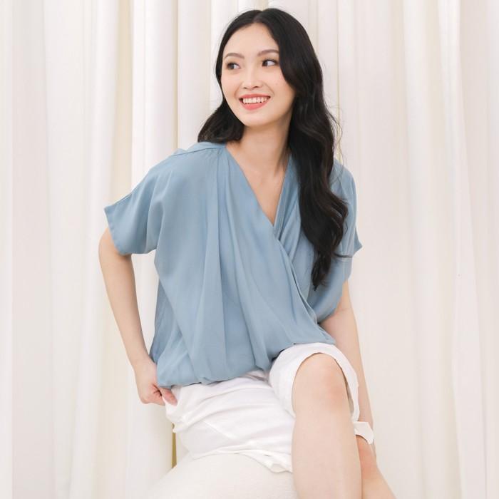 Gambar A6T BEATRICE CLOTHING TORI BLOUSE - V-NECK TENCEL BLOUSE H㊛NW - Dusty Blue  dari nyayueshops undefined Tokopedia