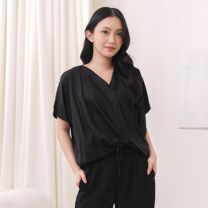 Gambar [Baru] Beatrice Clothing Tori Blouse - V-Neck Tencel Blouse - Black dari Teguh Mini Online undefined Tokopedia