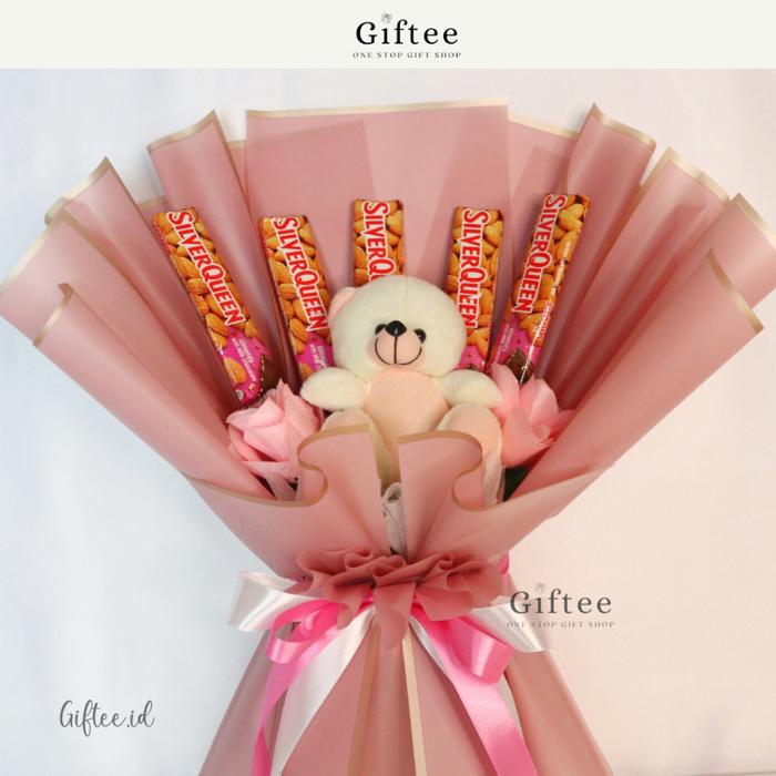 Gambar BUKET COKLAT BONEKA CHOCOLATE BOUQUET DOLL MEDIUM SILVER QUEEN BUCKET COKELAT BUNGA FLOWER SILVERQUEEN SNACK MURAH HAMPERS KADO HADIAH GIFT WANITA CEWEK ULTAH ULANG TAHUN BIRTHDAY GRADUATION WISUDA SIDANG SEMPRO ANNIVERSARY VALENTINE BY GIFTEE ID - POLOS, ISI 3 dari Giftee.id undefined Tokopedia