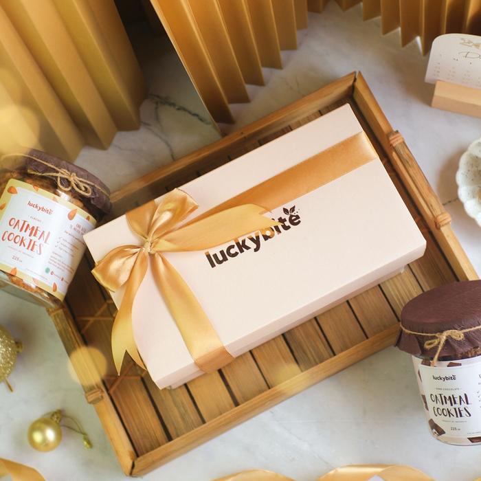 Gambar Hampers / Gift Box / Kado - Semi Hardbox - Oatmeal Cookies 2 Jar + FREE Greeting Card + Pita + Bubble Wrap | LUCKYBITE dari Iwan765 undefined Tokopedia