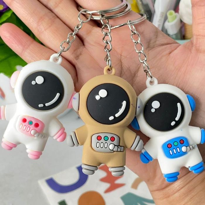 Gambar GANTUNGAN KUNCI LUCU ADA 3 WARNA TERMURAH BEST QUALITY KEYCHAIN IMUT EL ASTRONOUT GIFT SOUVENIR UNIK PERNAK-PERNIK HADIAH READY DAN GROSIR jk dari Ana Keychainnn undefined Tokopedia