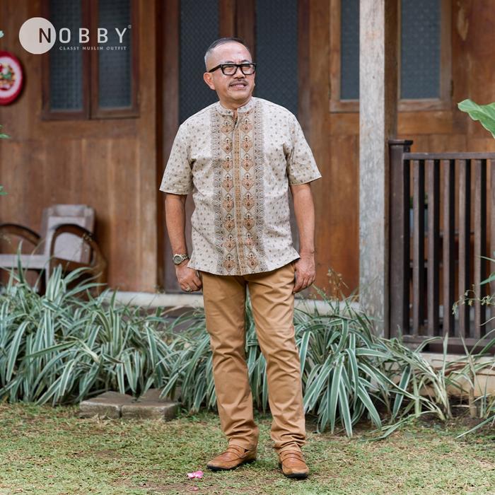 Gambar Nobby Men Baju Kemeja Koko Pria Koleksi Lebaran 2025 Regular Short Mandarin Lengan Pendek Bahan 100% Cotton Rawinda RSM - Coklat, M dari Nobby_NEW Kota Tangerang Selatan Tokopedia