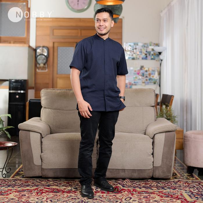 Gambar Nobby Men Baju Kemeja Koko Pria Koleksi Lebaran 2025 Regular Short Mandarin Lengan Pendek Bahan Katun Dobby Nala RSM - Biru, XL dari Nobby_NEW Kota Tangerang Selatan Tokopedia