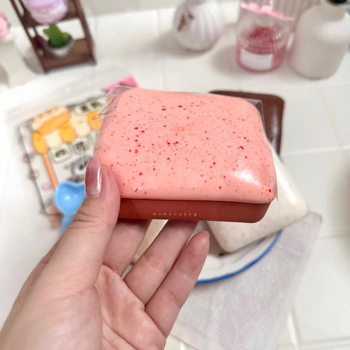 Gambar READY STOCK medium square sticky bread squishy by Moozy - pink dari fafacoe undefined Tokopedia