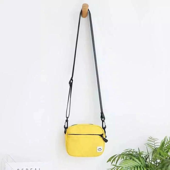 Gambar slingbag wanita tas selempang kotea kpop jpop simple murah smile - Kuning dari Bemode.store undefined Tokopedia