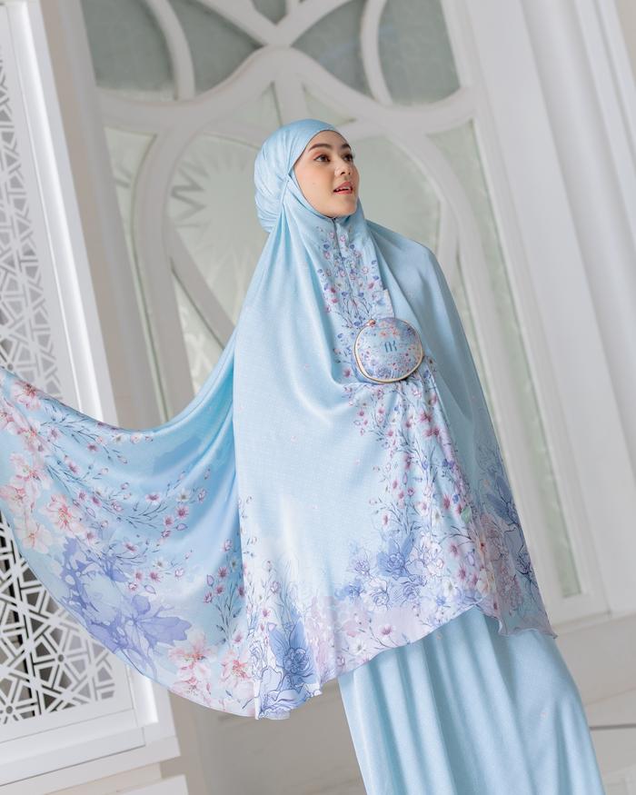 Gambar Mukena Adreena Naeka Silk Premium Printing 2in1 Free Box Free Kartu Ucapan Prayer set - Blue dari NAEKA undefined Tokopedia