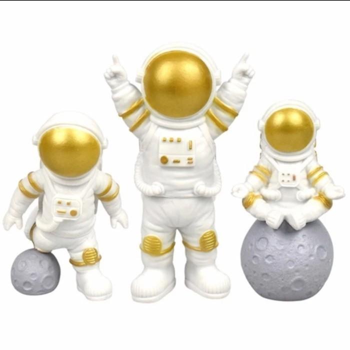 Gambar Topper Figure Astronaut, Topper Astronot, Hiasan kue astronaut - Gold 3pcs dari Kalaneys Shop undefined Tokopedia