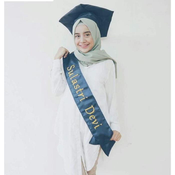 Gambar (1 HARI Jadi) Selempang Wisuda Satin Kilat Slempang Bordir Selendang Renda - Satin Polos dari Blacksotre19 undefined Tokopedia