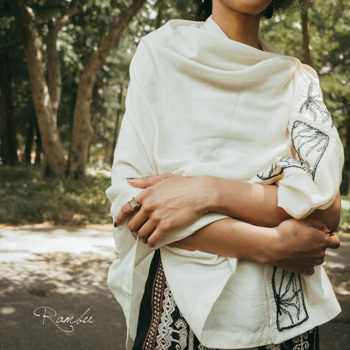 Gambar WOMEN'S ILALANG HAND-EMBROIDERED AIRY SCARF (TENCEL) - CREAM - 175x80cm dari Women&#39;s Core undefined Tokopedia