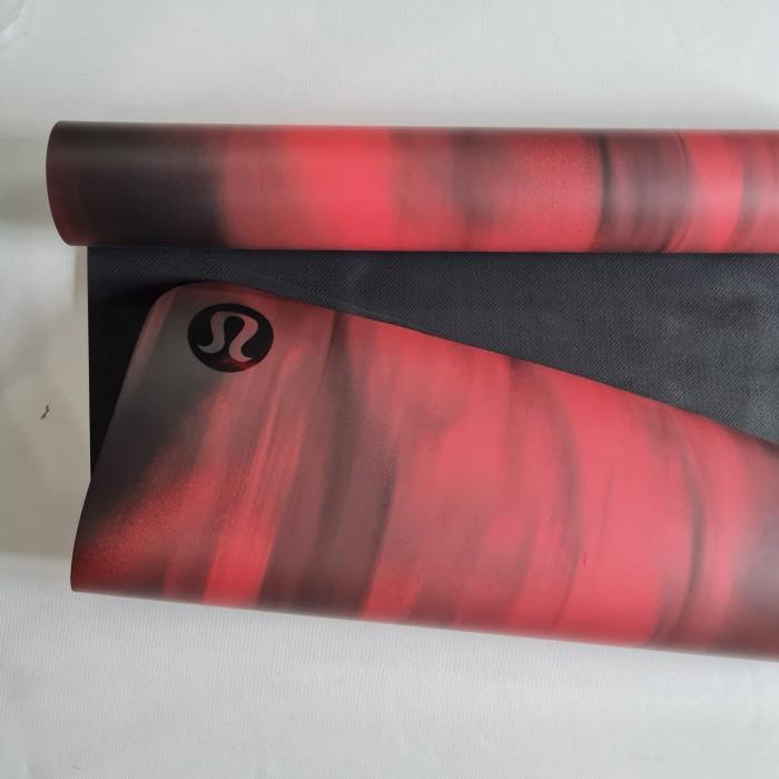 Gambar [TLL] THE REVERSIBLE MAT 5MM LULULEMON MARBLE YOGA MATRAS ALO MANDUKA SENAM - M02 BlackRed dari Toko Ling lin undefined Tokopedia