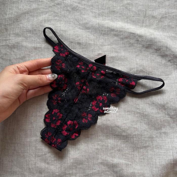 Gambar [BUNDLE ISI 3] Victoria's Secret Eyelash Lace Gstring Panty Thong CD VS G string Lingerie G-string Victoria Secret CD Hot Cheeky Briefs Celana Dalam Wanita G String Renda VS Panties Underwear CD Mini - black-rouge, M dari shopatkulture_NEW undefined Tokopedia