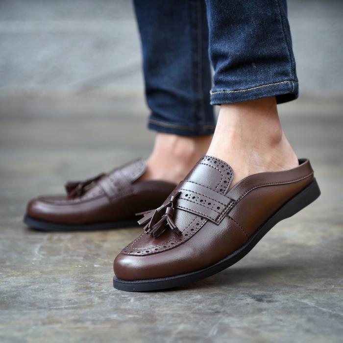 Gambar RIONZ X MARTINES - Sandal Slip On Pria Sepatu Flat Bustong Kulit PU Semi Formal Kuliah Kondangan Nikahan Kerja Kantor Gaya Santai Kekinian Terlaris Terbaru Murah Shoes Sendal Hitam Coklat Kasual - MARTINES COKLAT, 40 dari Rionz.id undefined Tokopedia