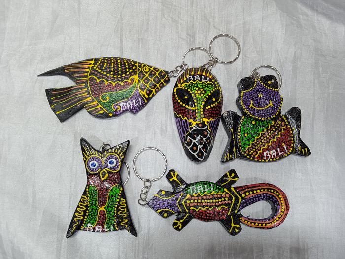 Gambar Gantungan Kunci Motif Hewan Dan Topeng Lucu Unik Khas Souvenir Pernikahan Hampers Bali - Random Isi 5Pcs dari Sukawati Mesari undefined Tokopedia