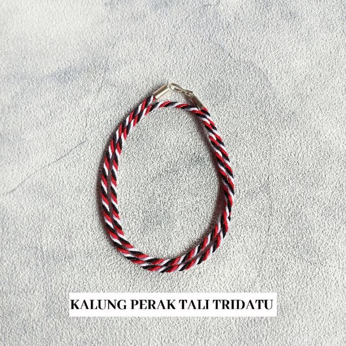 Gambar Kalung Tridatu mas putih Bali / Kalung Tali Merah / Kalung Tali Hitam / Kalung Tridatu Bali / Kalung Khas Bali /  Kalung tridatu Asli bali Original / Kalung Tali Hitam / Kalung Pria / Kalung Perak Bali / Kalung Talu Custom / Kalung Khas Bali / Craftdewata - Tridatu, 40 cm dari Craft Dewata undefined Tokopedia