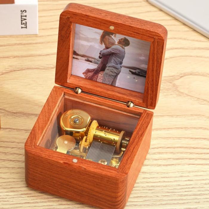Gambar Rosewood Kotak Musik Foto Kado Hadiah Music Box Birthday Gift Kayu Rose Mesin - TwinkleLilStar dari kadomanis undefined Tokopedia