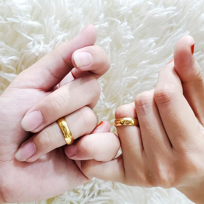 Gambar Cincin Kawin Polos Dapat 2 Pcs Berlapis Emas 24K Warna Gold - 16 dari Marfa boutique undefined Tokopedia