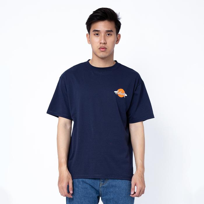 Gambar EDWIN JEANS - CHEVRON DARK NAVY Kaos Casual Pria Lengan Pendek Baju Atasan Warna Biru Navy T-Shirt Graphic Tee dari EDWIN Indonesia undefined Tokopedia