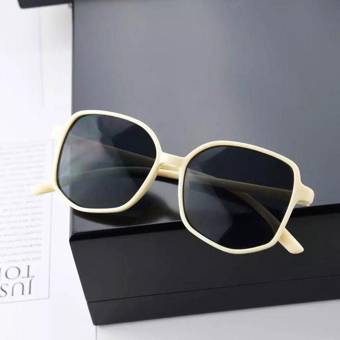 Gambar kacamata fashion terlaris fashion hits - hitam dari BELLA FASHION27 undefined 5 Tokopedia