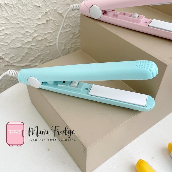 Gambar [MINIFRIDGE] NANA Catokan Mini 2 in 1 Hair Curler Alat Catokan Akar Rambut 2in1 Set Lurus Keriting Catok Pelurus Hair Curler Straightener Lucu Portable - Blue dari minifridge.id undefined Tokopedia